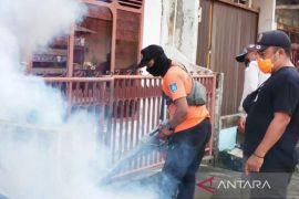 Dinkes Bangka Barat ajak warga bersihkan lingkungan untuk cegah DBD