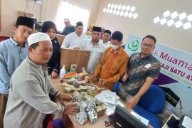 Pedagang siomay di Aceh Timur bayar ongkos naik haji dengan uang logam