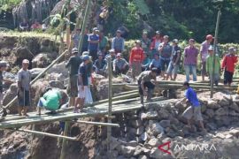 Pemkab bangun jembatan darurat semi permanen di Pasirkuda-Cianjur