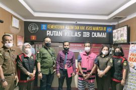 Kejari Dumai tahan tersangka korupsi penyelewengan dana zakat pada Baznas
