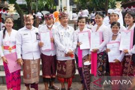 Bupati Karangasem serahkan SK ratusan CPNS dan PPPK saat peringatan Hardiknas