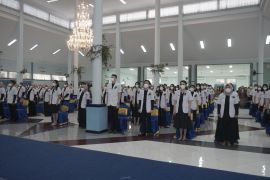 FKG UHT Surabaya lantik dan ambil sumpah 90 dokter gigi baru