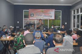 Dandim 0212/TS "Ngopi bareng" abang becak di Padang Sidempuan