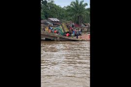 Truk bermuatan terbalik di Dermaga Feri Sungai Asam Belitang Hilir