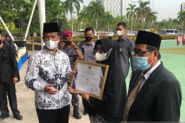 Muhammad Rudi berikan penghargaan kepada guru di pulau penyangga
