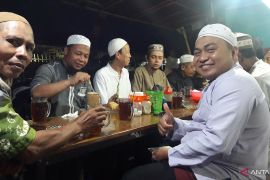 Budaya "mewarung" masih kental di kalangan masyarakat Banjarmasin