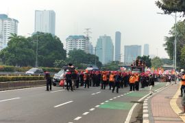 Para Buruh  aksi jalan kaki dari GBK ke gedung DPR/ MPR RI