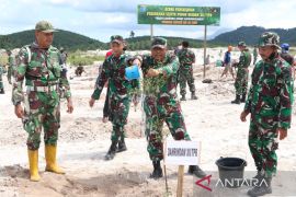 Rindam XII/Tpr melakukan penanaman bibit pohon di Bengkayang