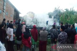 Rumah tua dihuni perempuan lanjut usia ludes terbakar, tak ada korban