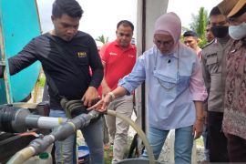 Warga Bone Bolango terima minyak goreng curah dengan harga subsidi