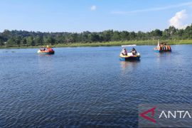 Berwisata air di lahan bekas tambang timah kampong reklamasi Selinsing