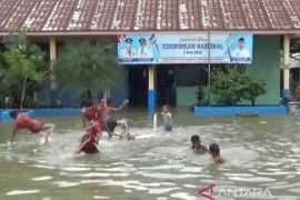 SD Negeri di Pantai Labu terendam banjir, siswa terancam batal ikuti UAS