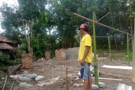 Rumah warga di Lebak roboh akibat tanah bergerak