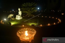 Umat Buddha meditasi dan doa bersama di Benteng Rotterdam