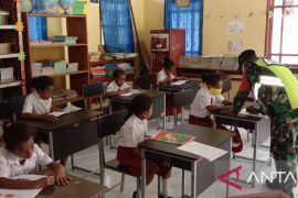 Babinsa Supiori tingkatkan minat membaca dengan perpustakaan keliling