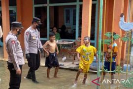 Banjir rob melanda perkampungan nelayan di Sumenep