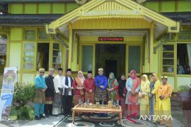 "Tumpahan Salok" di Istana Sambas ajang perkuat silaturahmi semua elemen
