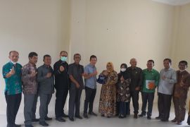 Dinsos Solok serahkan bantuan 400 kursi roda untuk warga kurang mampu