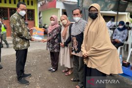 Warga Yogyakarta terdampak puting beliung menerima bantuan dari BPBD