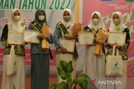 Alya Karina juara Duta Kosmetik gelaran Loka POM Balikpapan