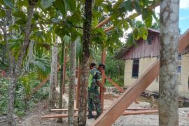 Koramil Biak Barat bantu warga Desa Dedifu pasang tiang rumah