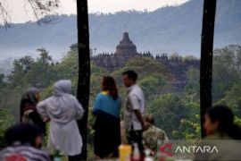 Mengagumi keindahan candi Borobudur dari bukit Dagi Page 3 Small