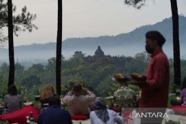 Mengagumi keindahan candi Borobudur dari bukit Dagi Page 2 Small