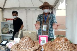 Rizki ubah daun kelapa menjadi topi ramah lingkungan