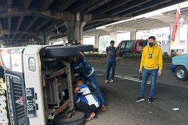 Truk pengangkut ikan terguling di Jatinegara akibat hindari sepeda motor