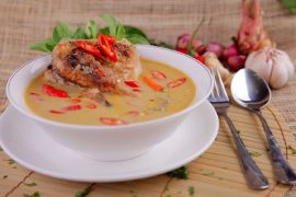 Mencicipi ayam pedas Rantinem Banyuwangi