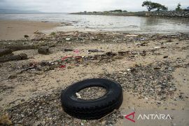 Serakan Sampah Kotori Pantai Teluk Palu Page 2 Small