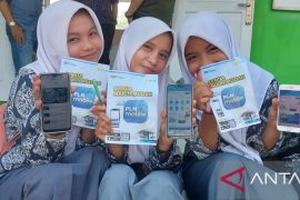 Manfaatkan kemudahan layanan PLN, ratusan sswa dan guru SMA 1 Air Pura install PLN Mobile