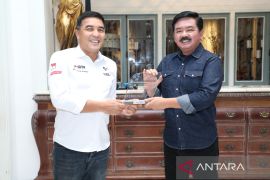 Mantan Panglima TNI Hadi Tjahjanto menerima penghargaan dari MGPA