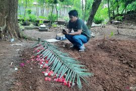 Satu jenazah korban kecelakaan bus  dimakamkan