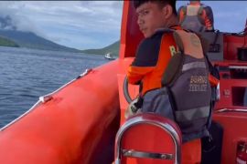 Kapal ikan berpenumpang 10 orang tenggelam