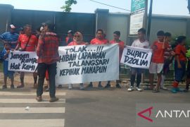 Warga Jember tolak kebijakan bupati lepas aset lapangan bola Talangsari