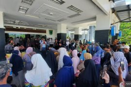 Ratusan warga Padang Pariaman aksi damai di kantor bupati terkait kejalasan lahan pusat pemerintahan