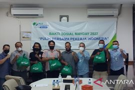 BPJAMSOSTEK Cikarang salurkan paket sembako kepada serikat pekerja Bekaasi