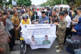 Umar Zunaidi  dan Oki Doni diantar warga sampai perbatasan Kota Tebing Tinggi