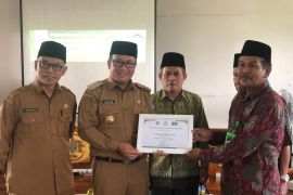 UNU Kalbar beri penghargaan pada Ketua Komisi V  DPR RI