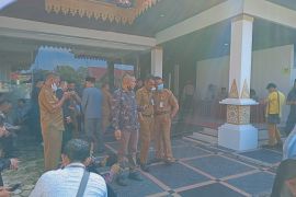 Antusias, ratusan tamu pelantikan Pj Walikota Pekanbaru  dan Bupati Kampar  rela menunggu di luar ruangan