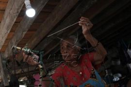 Produksi Sarung Tenun Khas Suku Buton Page 1 Small