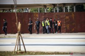 Mobil Formula E diperiksa petugas Bea Cukai di JIS