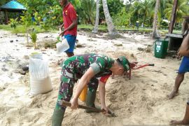 Babinsa bantu warga mengambil pasir untuk pembangunan gereja