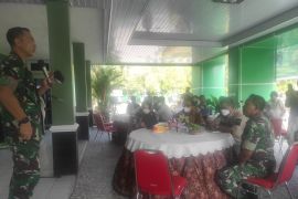 Kodim Paser salurkan minyak goreng kepada 5.000 penerima BLT