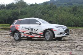 Berpetualang bareng Mitsubishi Outlander PHEV, kota hingga wisata alam