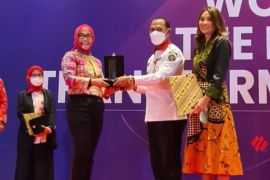 BSSN anugerahi Sri Safitri "Women in Cyber Security Leader 2022"