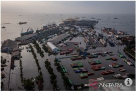 Akibat banjir rob, jalan akses ke TPK Semarang masih terbatas
