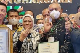 Menaker serahkan penghargaan K3 kepada PT RAPP