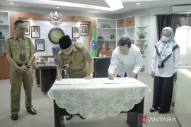 HSS terima hibah tiga sekolah dan jalan lingkungan